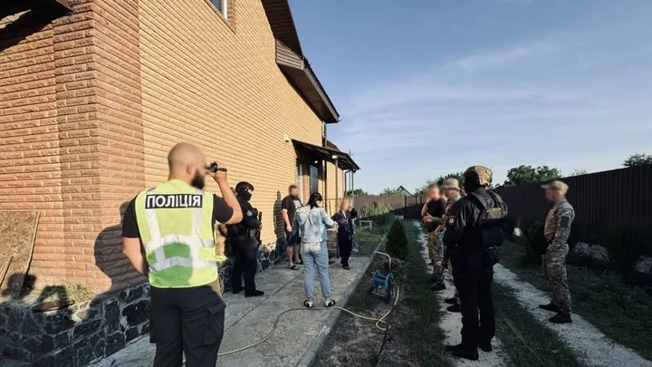 Полицейские проводят операцию возле дома родителей из Черкащины за насилие над детьми