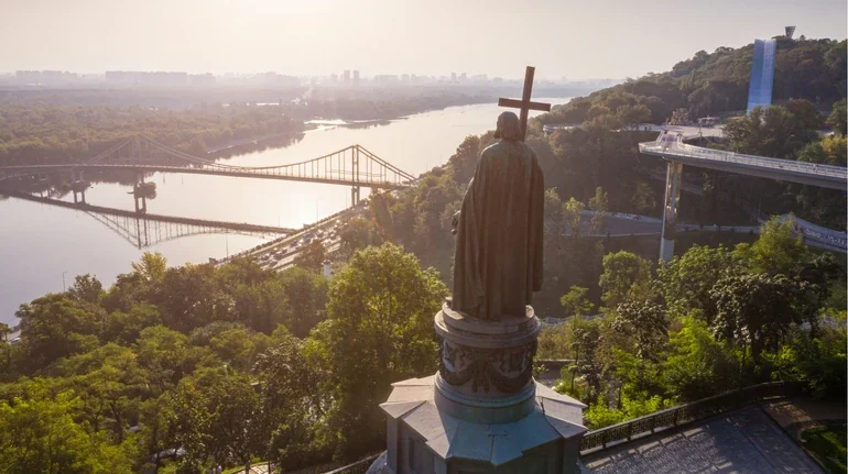Памятник князю Володимиру Великому над Дніпром у Києві