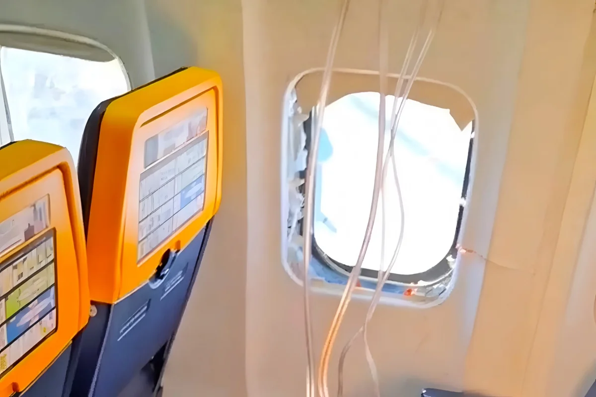 Разбитый иллюминатор в салоне Boeing 737 Ryanair после отказа двигателя