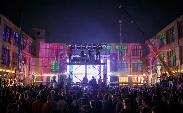 ГогольFest в Киеве: толпа на сцене фестиваля перед МЦКМ ночью