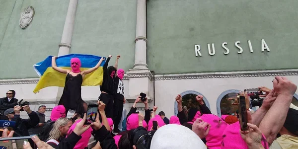 Протестувальники з прапором України біля павільйону Росії на Венеційській бієнале