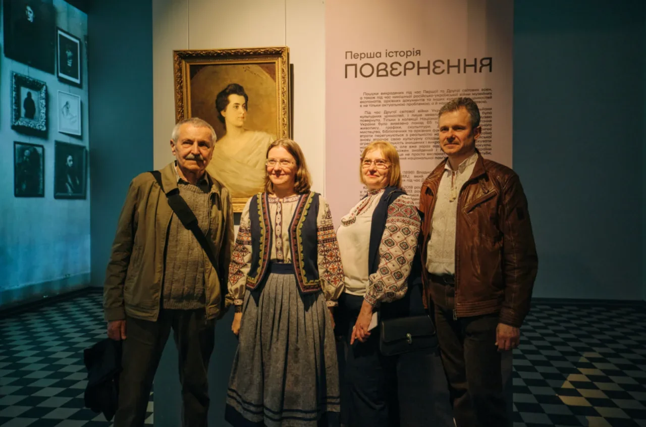 Спадкоємці Жака Гудстіккера біля поверненої картини на виставці