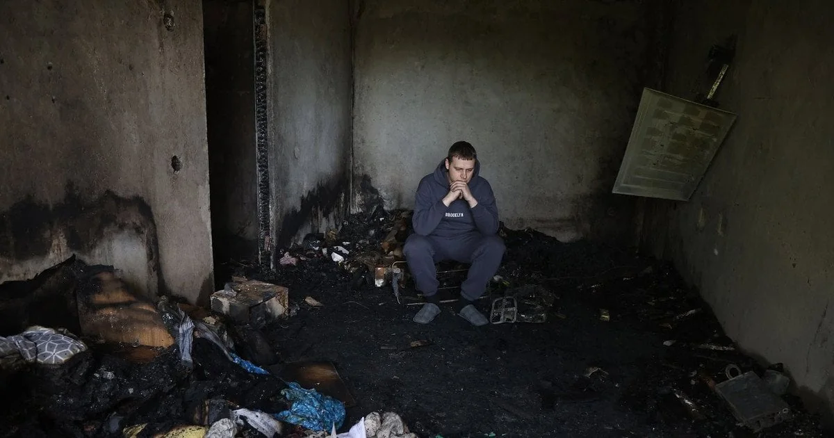 15-річний переселенець у спаленому приміщенні Києва в скрутному становищі