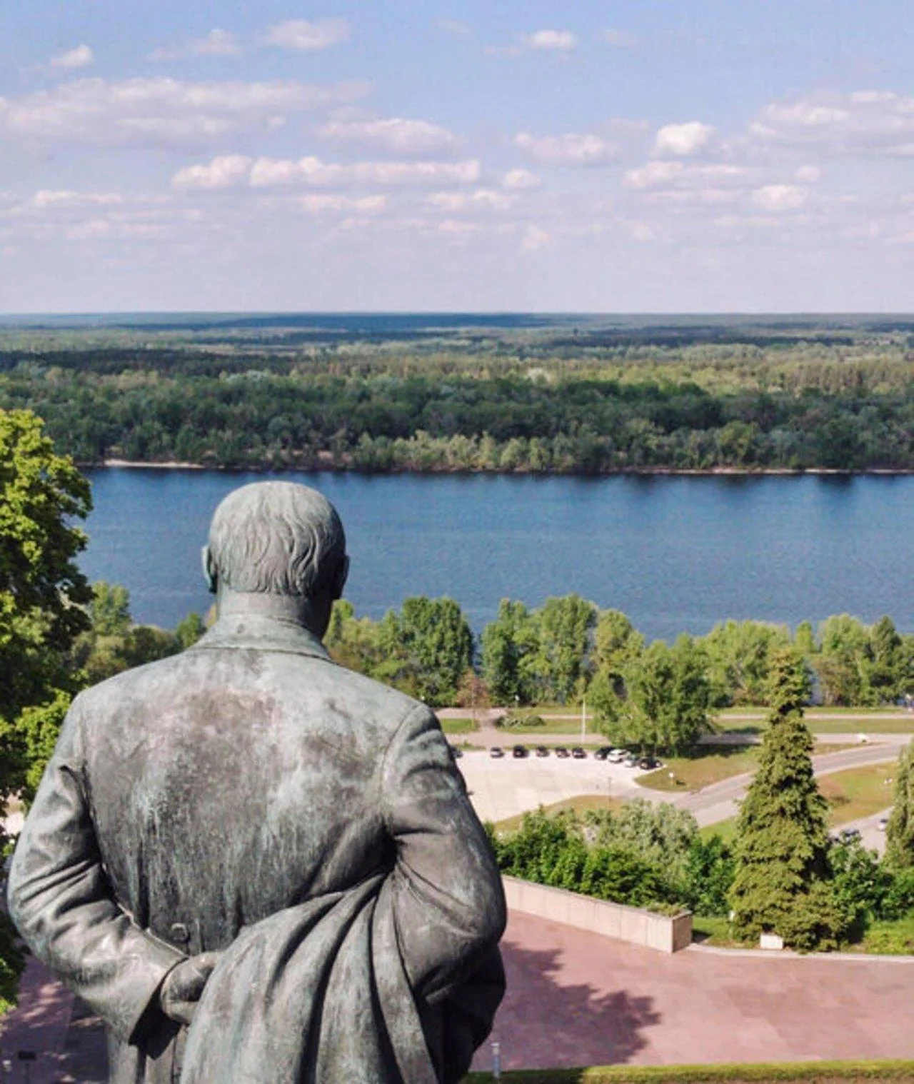 Памятник Тарасу Шевченку в Каневі з видом на Дніпро