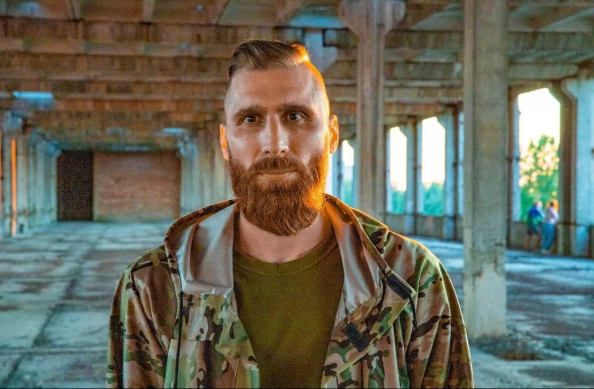 Павло Вишебаба у камуфляжі всередині зруйнованої будівлі