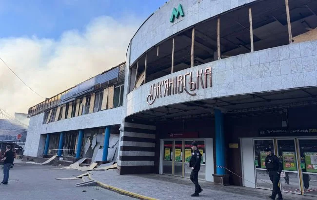 Повреждённый вход станции метро Лукьяновская с полицейскими и дымом