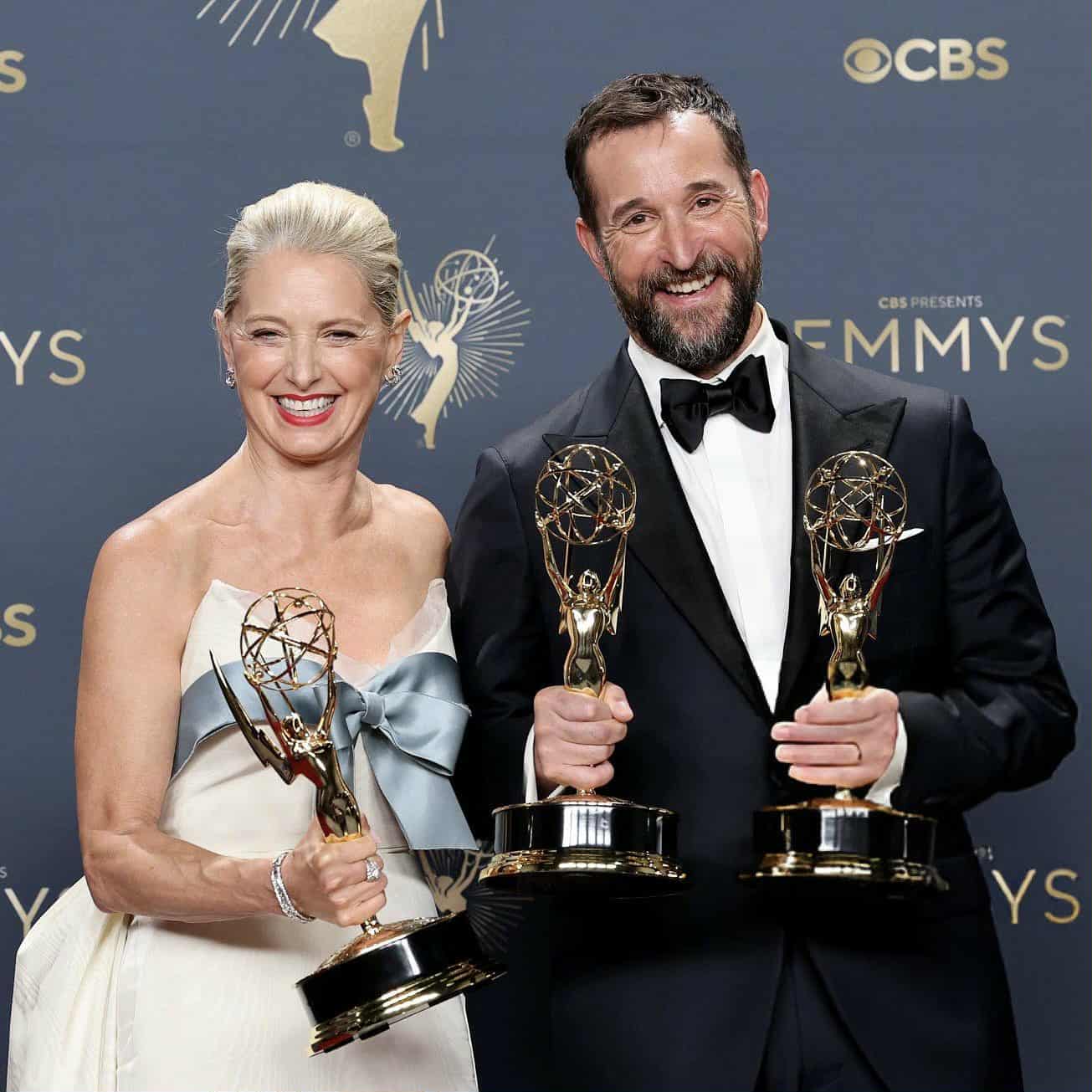 Чоловік і жінка з нагородами Еммі на церемонії CBS