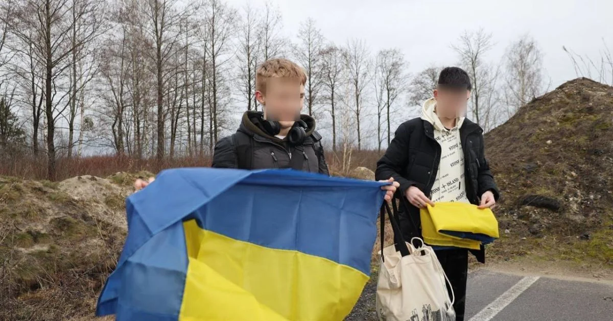 Повернуті з окупації підлітки тримають прапор України