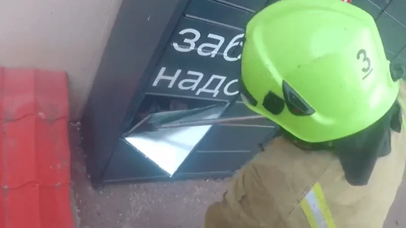 Рятувальники визволили 15-річну дівчину з зачиненого поштомату на Рівненщині