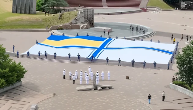 Поднятие сине-желтого флага на турнире «Властители глубин» в Киеве