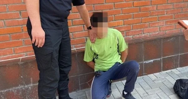 Затриманий у Львові чоловік під наглядом поліцейського за підозрою в домаганнях до дітей