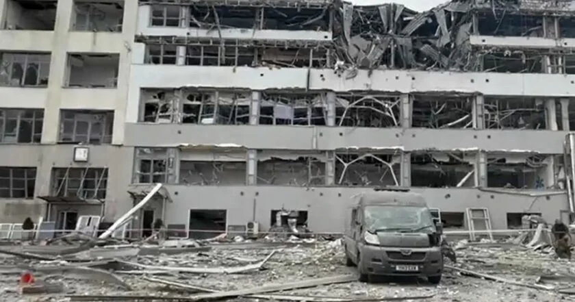Пошкоджений корпус КНУ на ВДНГ після удару РФ по Києву