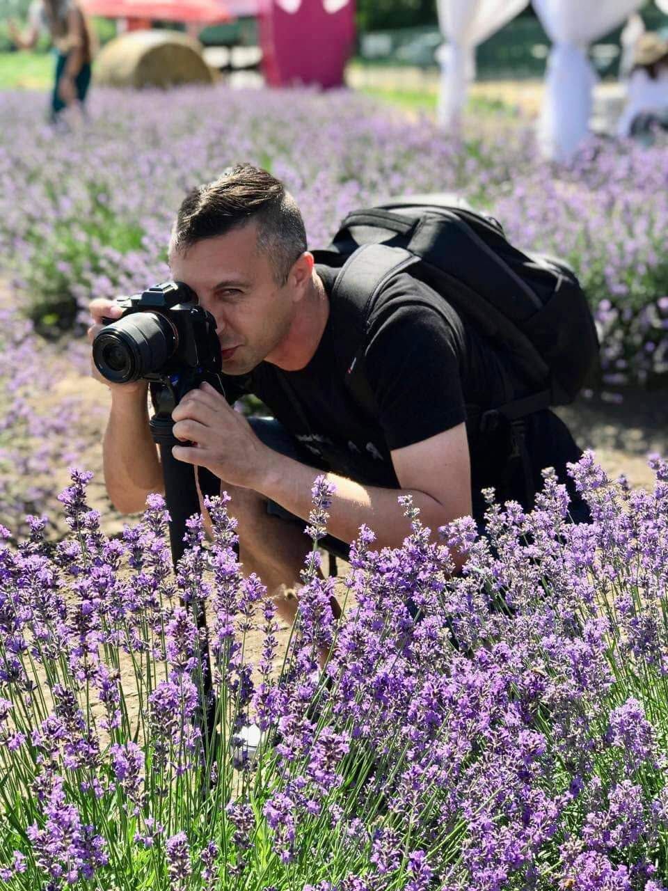 Максим Шварцман фотографує серед лавандового поля, помічаючи приховану красу
