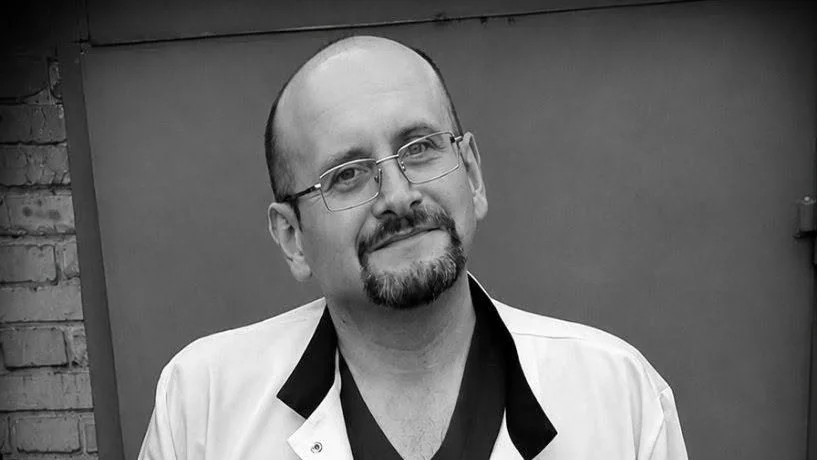 Чорно-білий портрет лисого чоловіка в окулярах і білому лікарському халаті